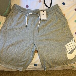 NWT Men’s Nike Loose Fit Knee Length Shorts